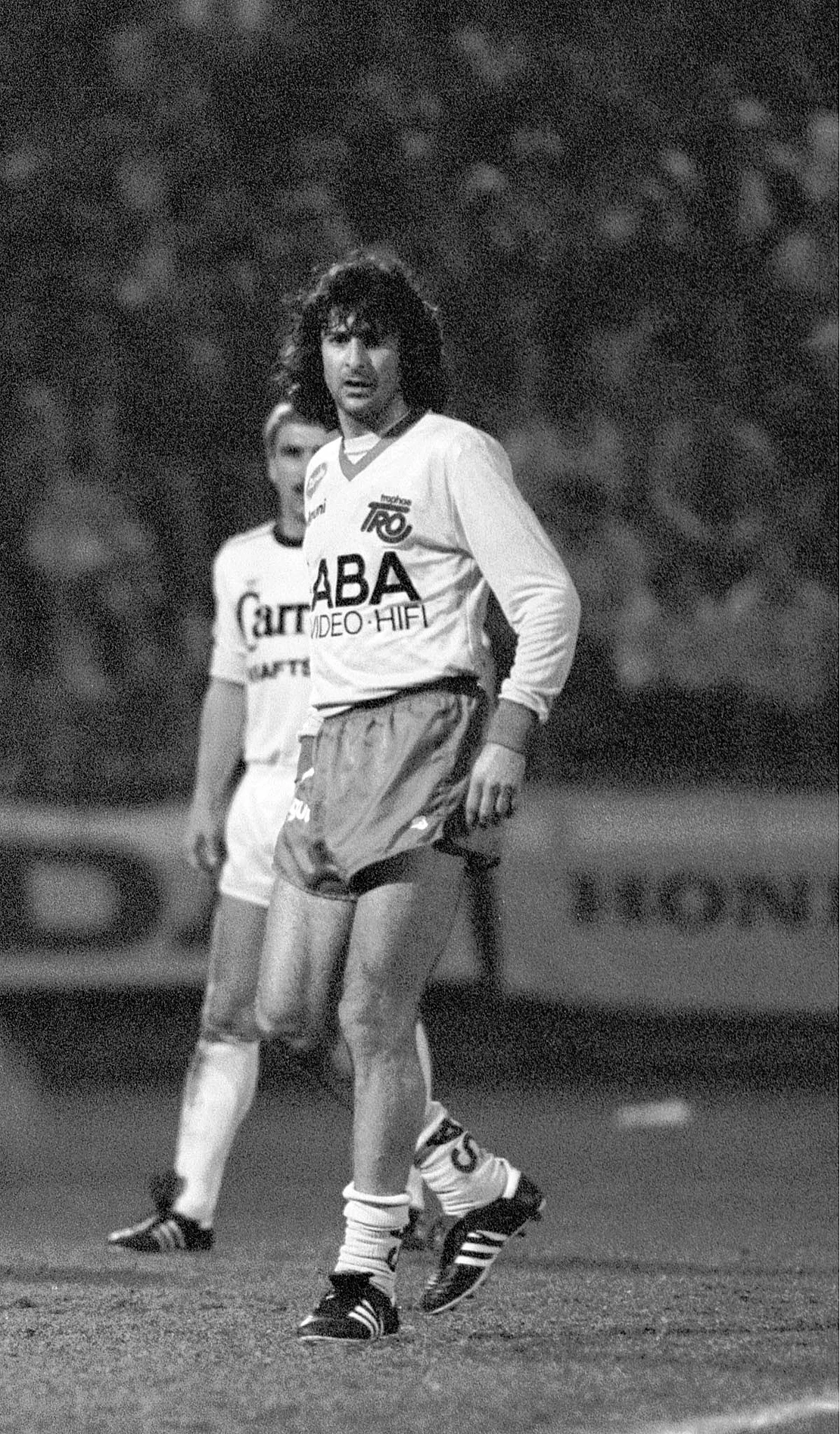 Fußballspiel Vienna - Wiener Sportklub (1:0) auf der Hohen Warte, Mario Kempes und im Hintergrund Hans Krankl, 4. April 1986, APA-Images / brandstaetter images / Votava