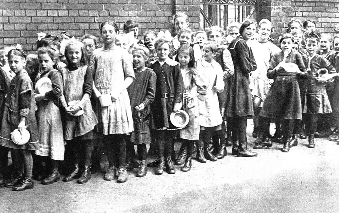 Amerikanische Kinderausspeisung in Wien, 1920, in: Wiener Bilder, 25. April 1920, Titelseite, Quelle: Anno/ÖNB  