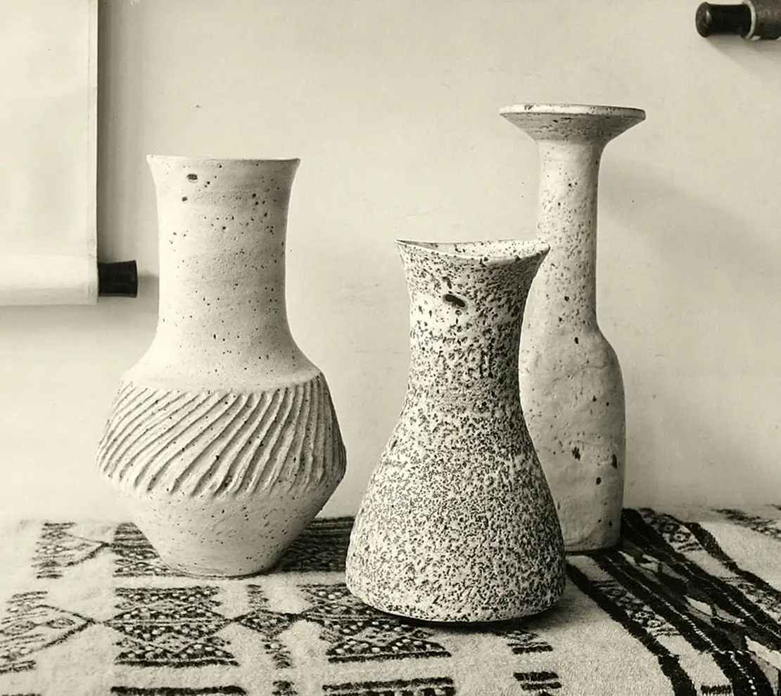 Drei Vasen von Lucie Rie,  1960er Jahre, Foto: Jane Gate, From the collections of the Crafts Study Centre, University for the Creative Arts, RIE/20/5/6/7  