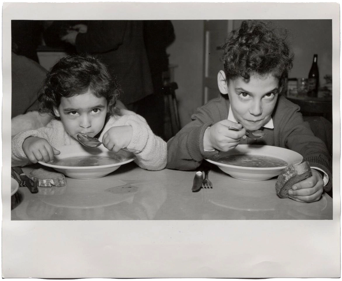 Geflüchtete Kinder aus Ungarn im Flughafengebäude in Schwechat, November 1956, Foto: Ernst Hausknost/Wien Museum  