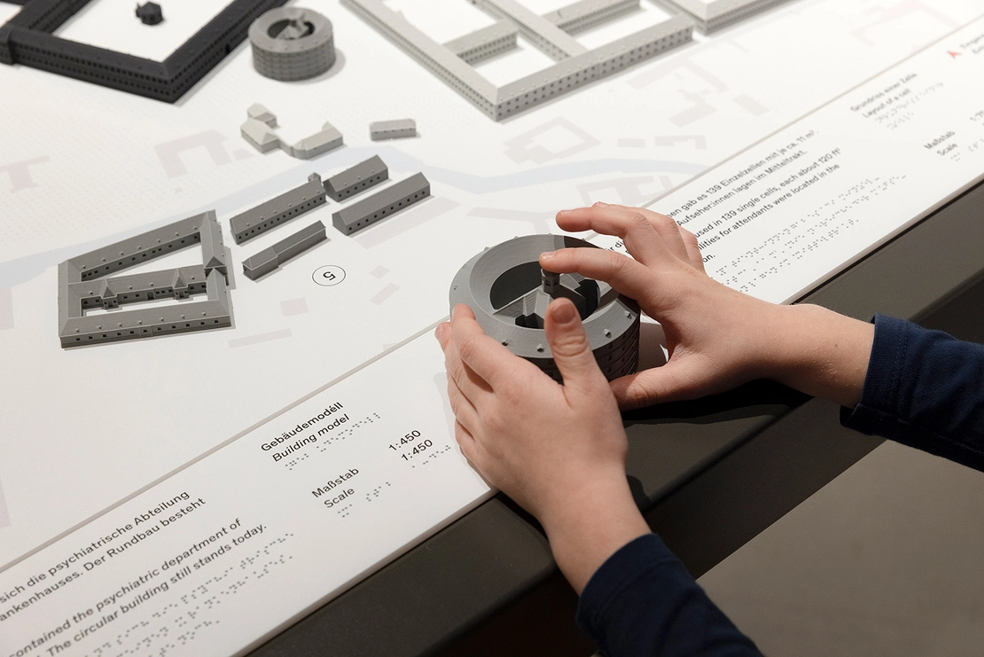 In allen Kapiteln der Dauerausstellung gibt es taktile Objekte. Foto: Lisa Rastl  