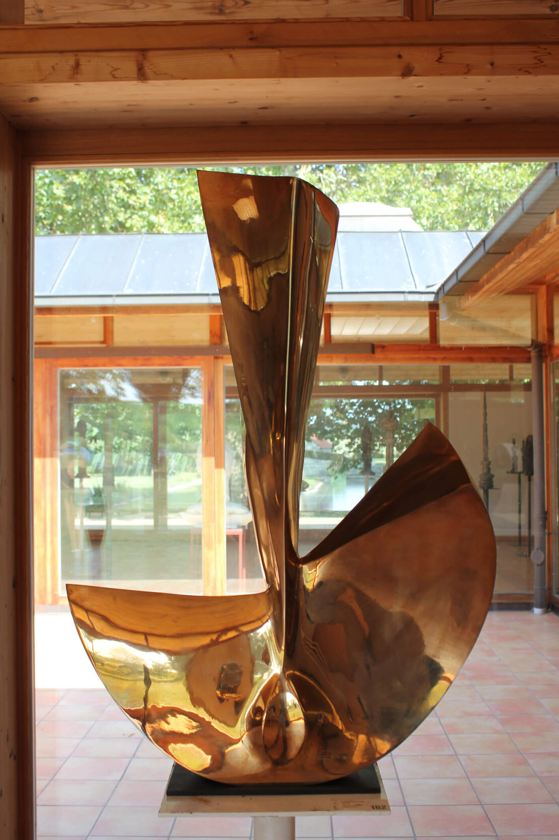Das „Große U“ aus dem „Imaginären Alphabet“ von Wander Bertoni, 1955. Bronze, Winden am See (Burgenland), Aufnahme aus 2018, Foto: Christian Hlavac