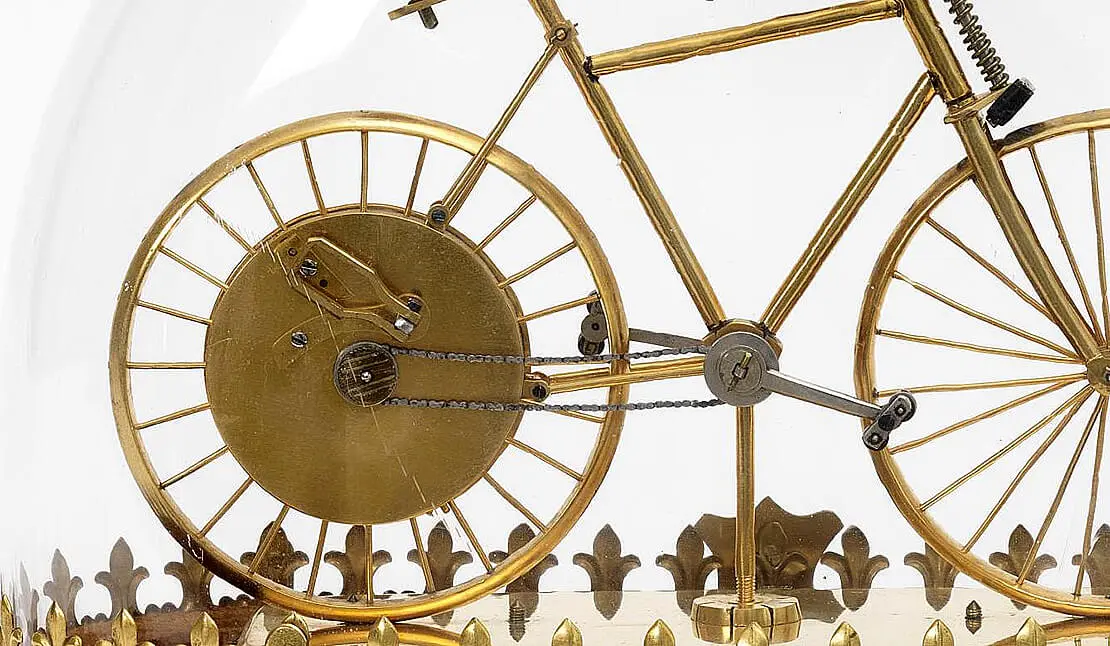 Detail Fahrraduhr Nicolaus: Taschenuhrkette als Fahrradkette