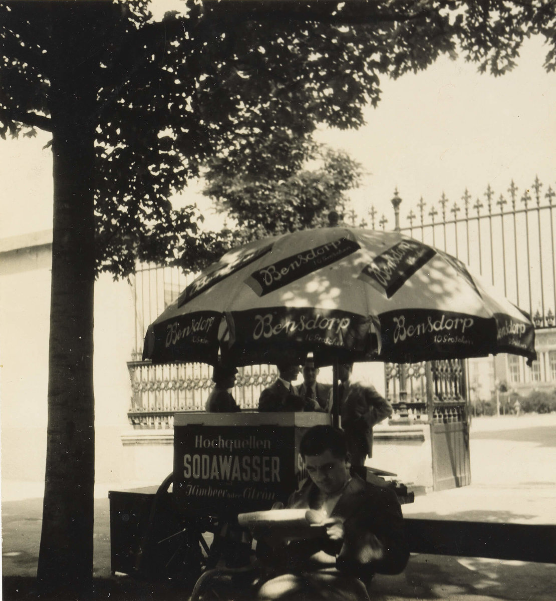 Robert Haas: Straßenszene in Wien, 1930er Jahre, Inv.Nr. 302243 