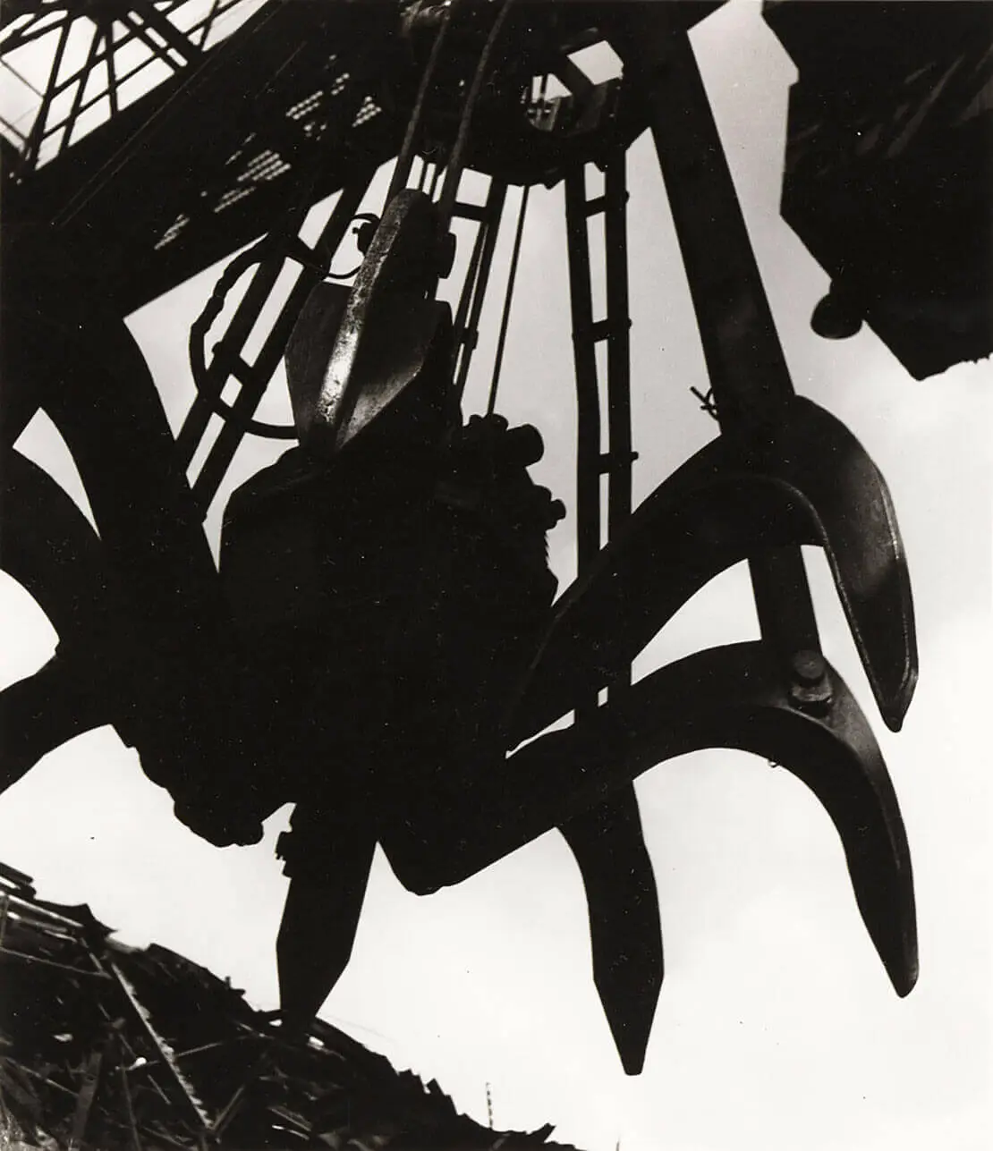 Robert Haas: Schrottplatzkran mit Greiferzange, Stahlwerk Donawitz, Steiermark, 1937, © Wien Museum/Sammlung Robert Haas  