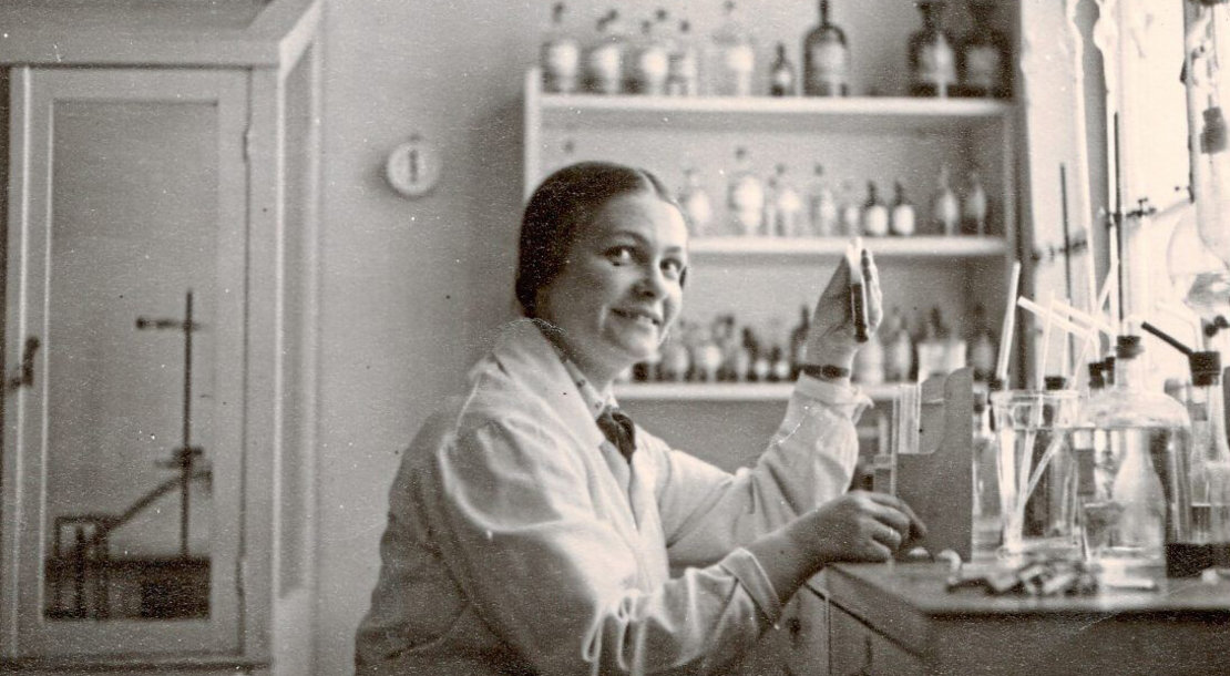 Regine Kapeller-Adler im Labor, undatiertes Foto, © Liselotte Adler-Kastner 
