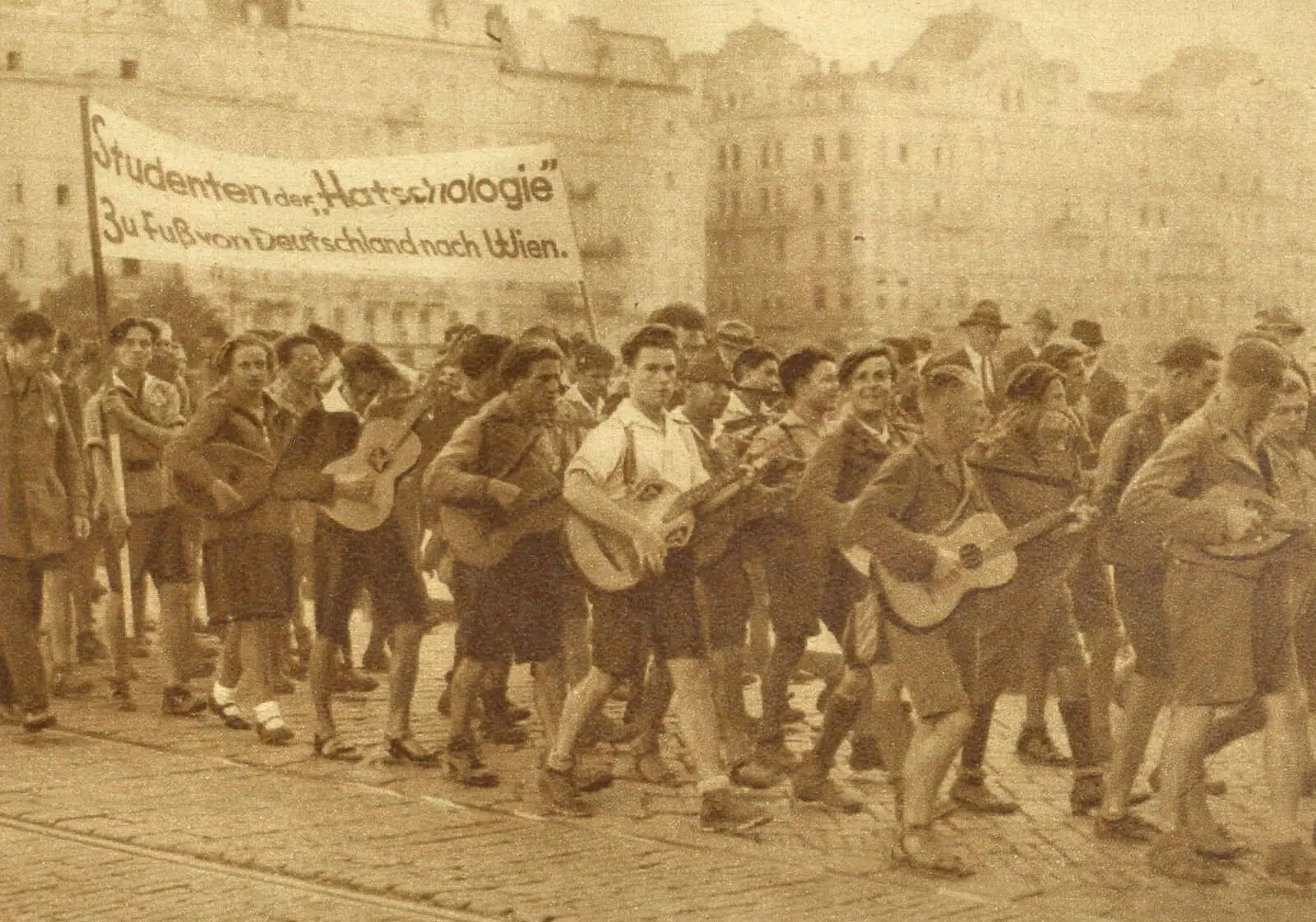 Sogenannte Tippler ziehen über die Aspernbrücke in Wien, Foto aus „Das interessante Blatt“ vom 18. Juli 1929, Quelle: ANNO/ÖNB  