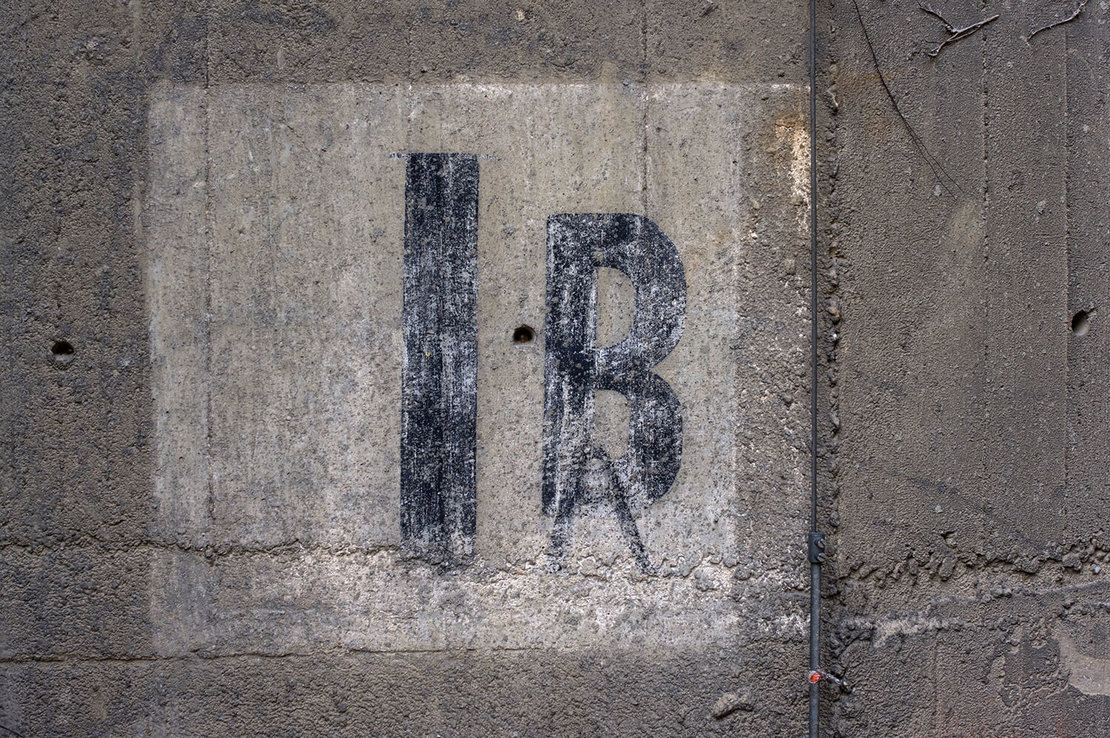 Römische Ziffern kennzeichneten die vier Eingänge in den Turm. Die heute zubetonierten ebenerdigen Zugänge trugen demnach die Bezeichnungen I, II, III und IV, während die Stiegenaufgänge in den ersten Stock mit A und B erweitert wurden: IA/IB, IIA/IIB, IIIA/IIIB und IVA/IVB. Fotos: Thomas Keplinger 