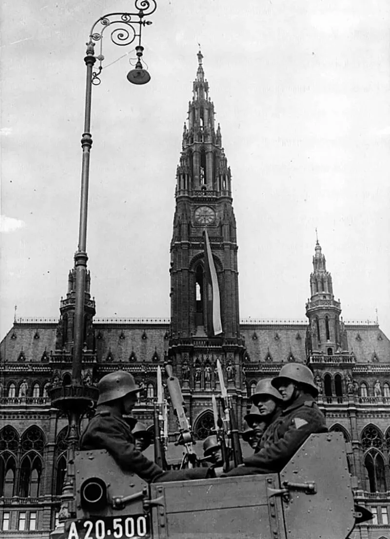 Bundesheersoldaten vor dem Wiener Rathaus, 1933. Der traditionelle Maiaufmarsch wurde von der Dollfuß-Regierung verboten. Foto: Albert Hirscher, Bild: Verein für Geschichte der ArbeiterInnenbewegung/Albert Hilscher  