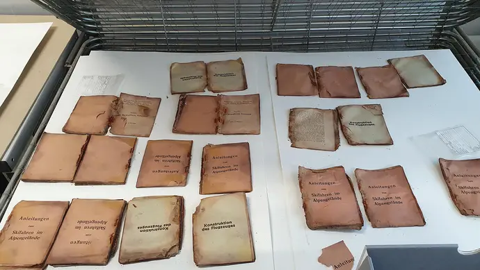 In der Restaurierwerkstatt der Wienbibliothek im Rathaus füllen sich die Trockengestelle mit Tarnschriften. Foto: Constance Litschauer, Stadtarchäologie Wien