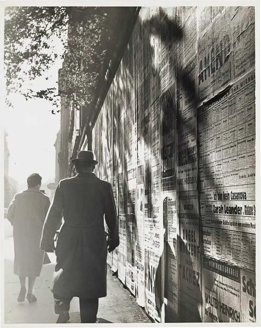 Eva Völkel: Straßenszene mit Plakatwand, 1957, Wien Museum, Inv.-Nr. 313988  