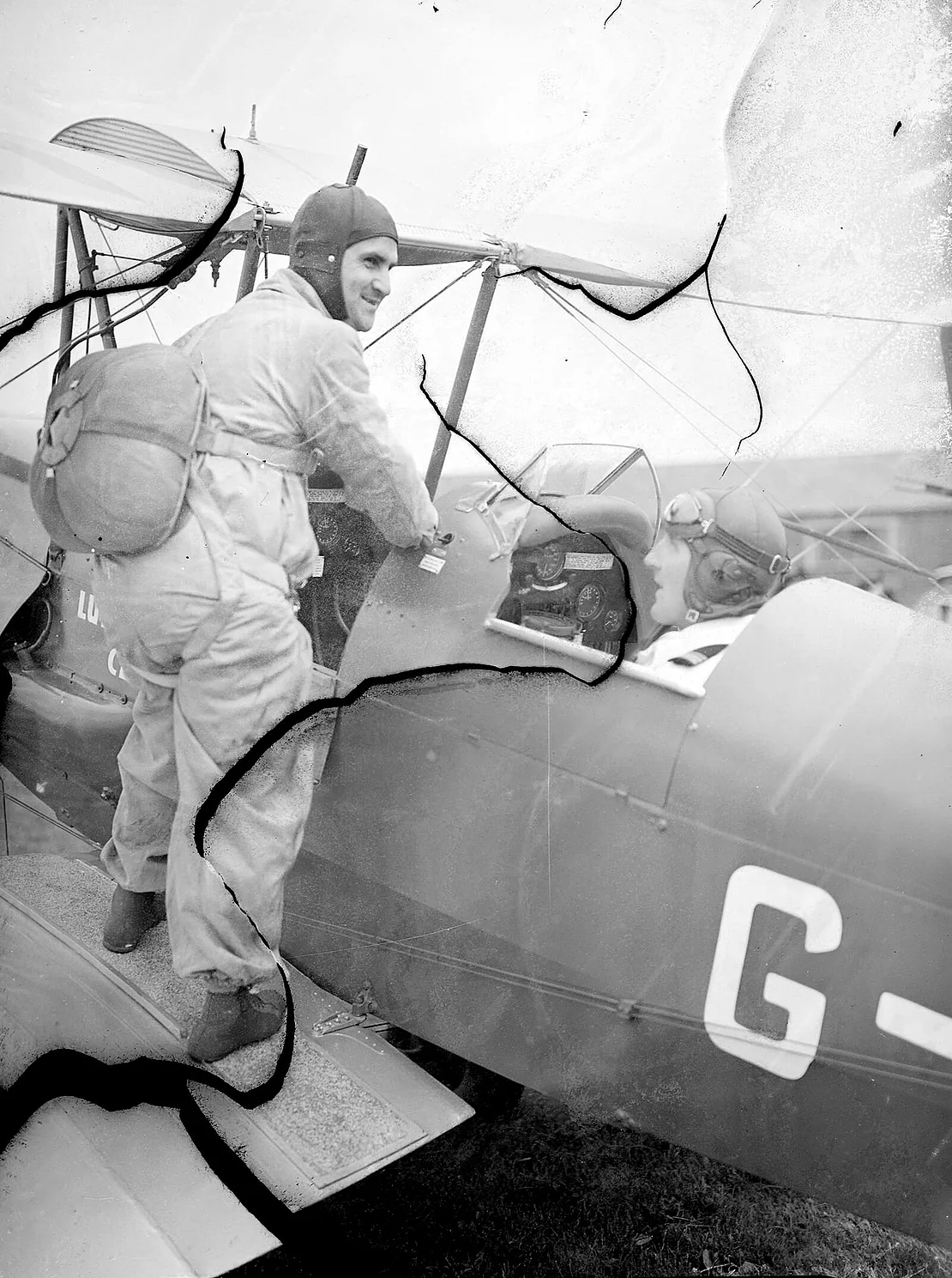 Eschners ehemaliger Kellner Karl Simandl (mit einem Rollfallschirm) bei der Eröffnung des Flughafens in Luton (nordwestlich von London) am 16. Juli 1938. Die Aufnahme ist insofern bemerkenswert, weil der Flughafen während des Zweiten Weltkriegs als Basis für Kampfflugzeuge der Royal Air Force genutzt wurde. Foto: APA-Images / TopFoto / TopFoto.co.uk
