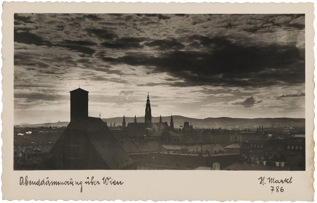 Wien-Panorama mit Minoritenkirche und Rathaus, um 1930, Silbergelatinepapier, Fotograf und Verleger: H. Markl, Wien Museum 