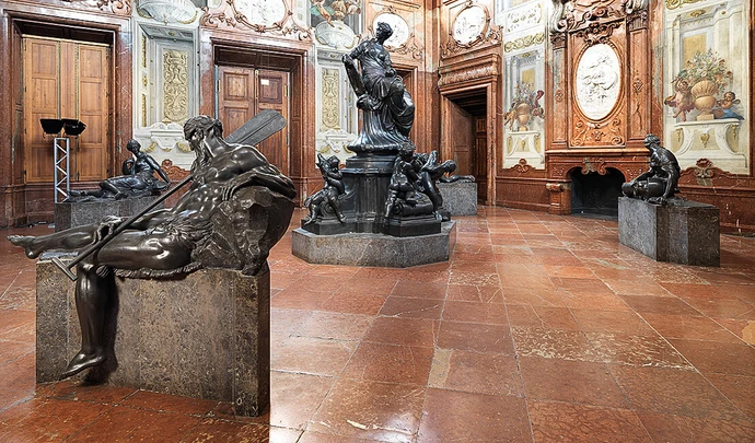 Die Originalfiguren des Donnerbrunnens in der historischen, von 1921 bis 2020 bestehenden Aufstellung, als Teil des 2007 geschlossenen Barockmuseums im Marmorsaal des Unteren Belvedere, Fotografie von Birgit und Peter Kainz, 2020