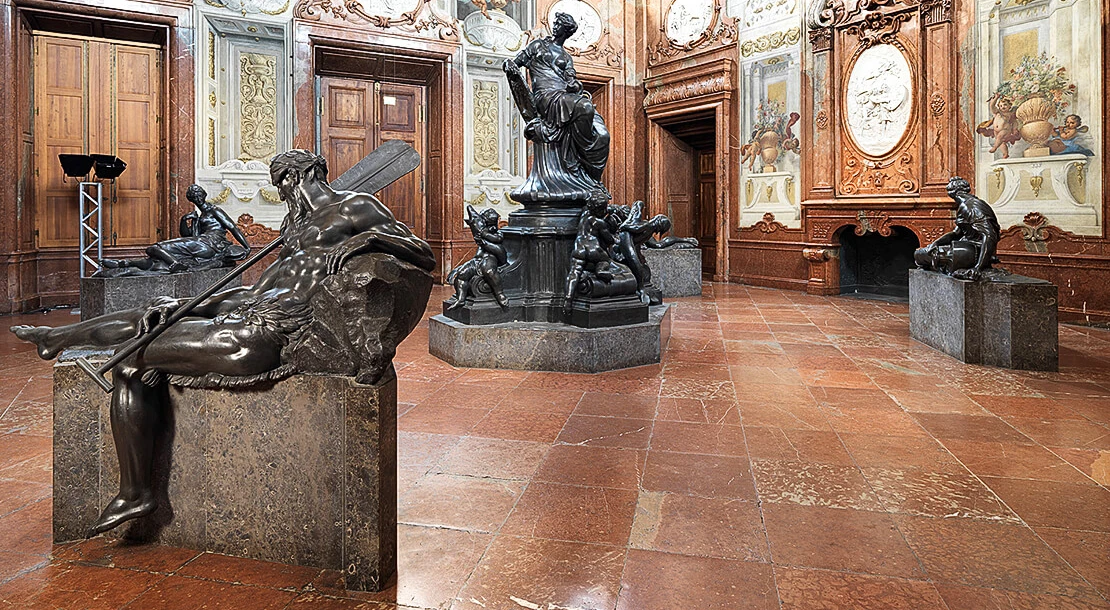 Die Originalfiguren des Donnerbrunnens in der historischen, von 1921 bis 2020 bestehenden Aufstellung, als Teil des 2007 geschlossenen Barockmuseums im Marmorsaal des Unteren Belvedere, Fotografie von Birgit und Peter Kainz, 2020
