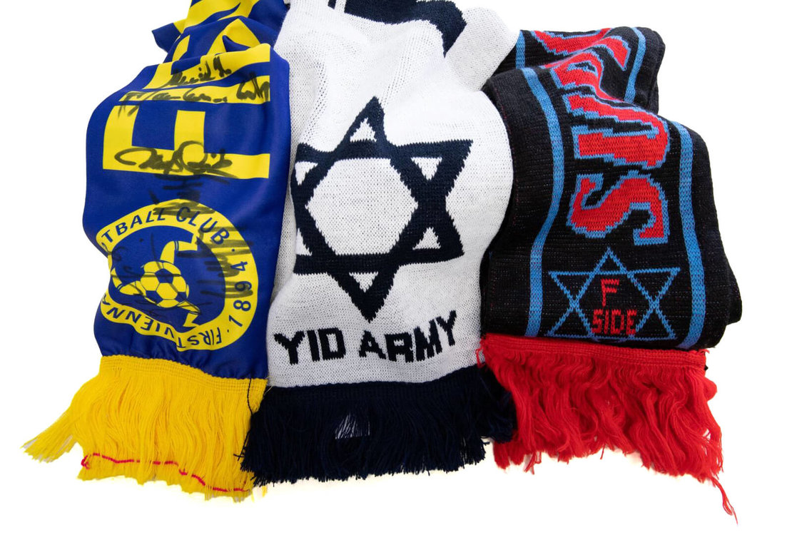 Fan-Schals von „Partisan*Rothschild“ (Vienna), „Yid Army“ (Tottenham), „F-Side“ (Ajax Amsterdam), 21. Jh., © JMW / Tobias de St. Julien 