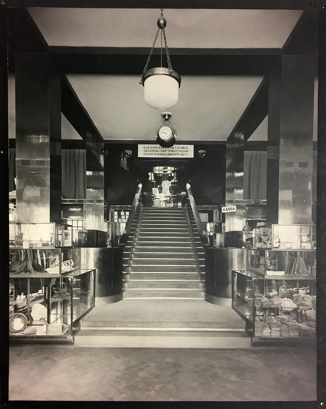 Wohn- und Geschäftshaus Goldman & Salatsch, Michaelerplatz, Treppe im Verkaufsraum (1909-11) Vergrößerung einer Fotografie von Martin Gerlach jun., Wien Museum  