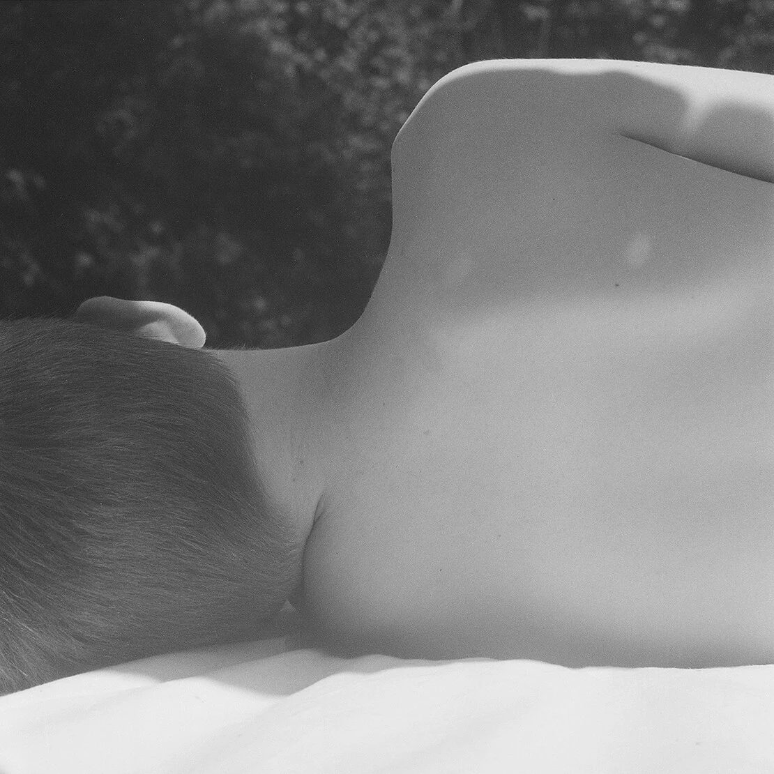 Rosa John, Junge mit Sonnentalern, 2021, Copyright: Rosa John / Bildrecht     