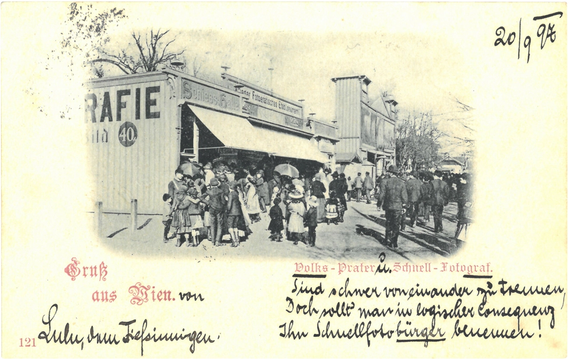 Ateliers und Läden für Fotografie erfreuten sich wachsender Beliebtheit. Die Ansichtskarte zeigt einen Schnell-Fotograf im Volks-Prater, Foto Victor Angerer 1887, verlegt von Carl Ledermann 1897. Sammlung Michael Ponstingl  