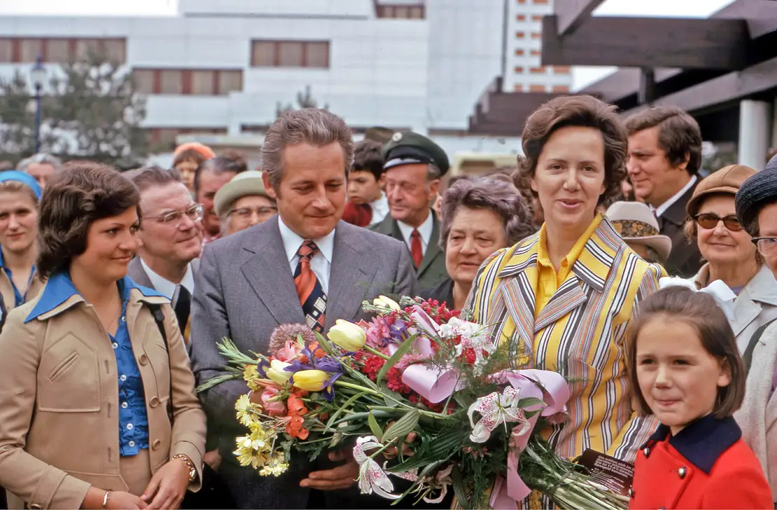 Ehrung der Eine-Millionsten Besucherin (rechts) durch den Wiener Bürgermeister Leopold Gratz (Mitte). Archiv Christian Hlavac / brandstaetter images / picturedesk.com