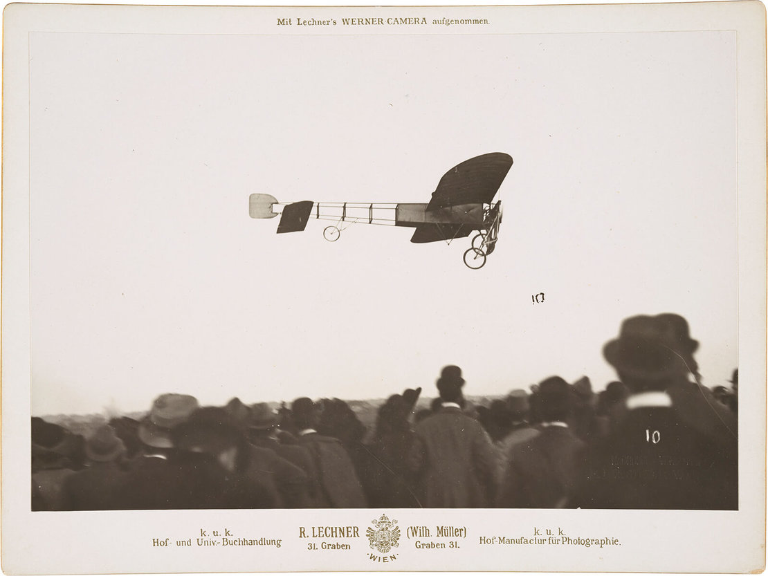 Flug des französischen Luftschiffers Bleriot auf der Simmeringer Haide, 1909, Wien Museum, Inv.-Nr. 34018/5 