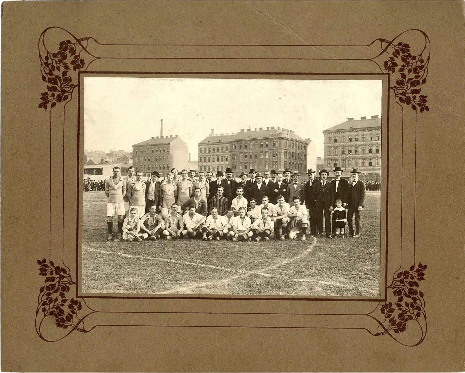 Am Hertha-Platz, 1917. Otto Fischer dürfte auf diesem Foto der sechste Spieler von links (sitzend) sein. Foto: Bezirksmuseum Favoriten  
