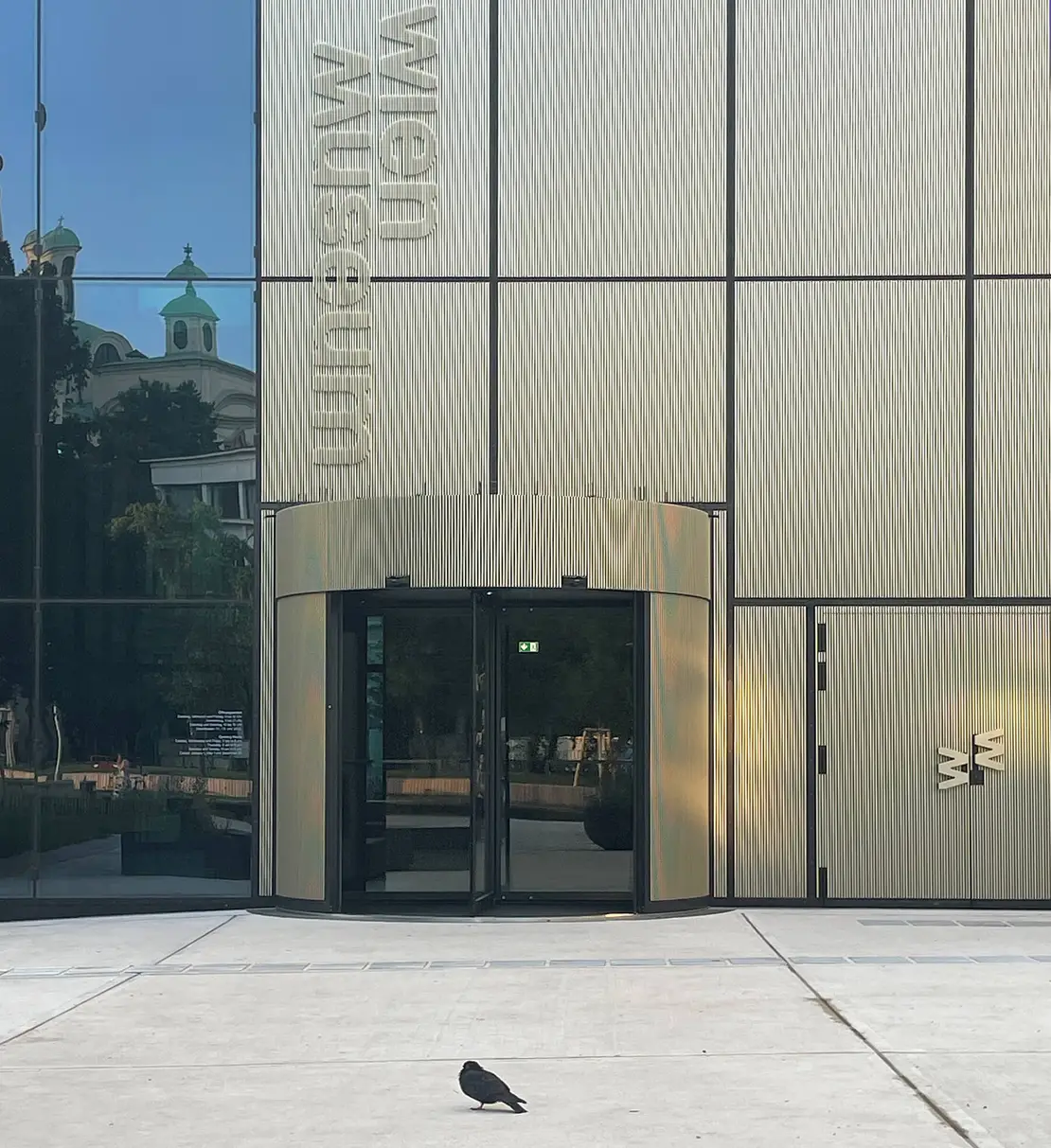 Vor dem Museum 35 Grad, drinnen 19 Grad. Foto: Peter Stuiber  