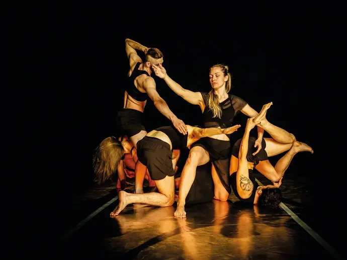 „Unter_Boden“ von SILK Fluegge, in der Mitte: Silke Grabinger. Foto: Zoe Goldstein