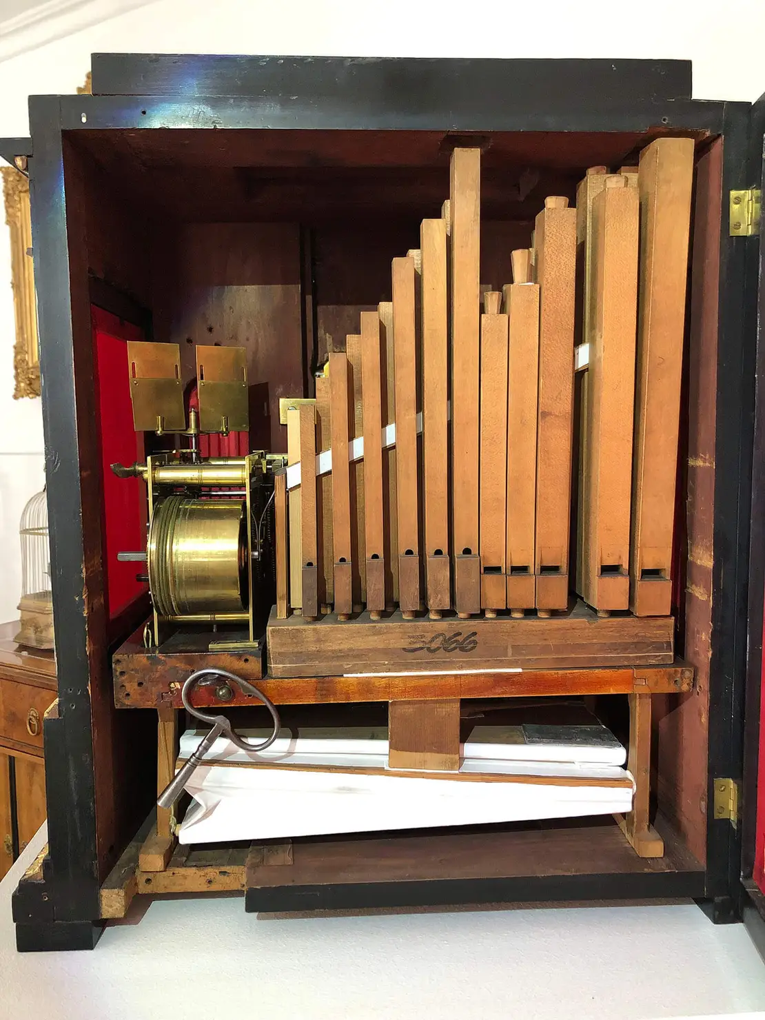 Innenleben (mit Leder) einer Flötenuhr von Anton Bayer, Wien, um 1815, Wien Museum