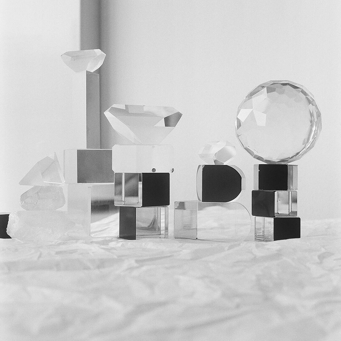 Rosa John, Gläserne Gebilde (A lens can be thought of as being composed of many prisms), 2020/21, Copyright: Rosa John / Bildrecht   