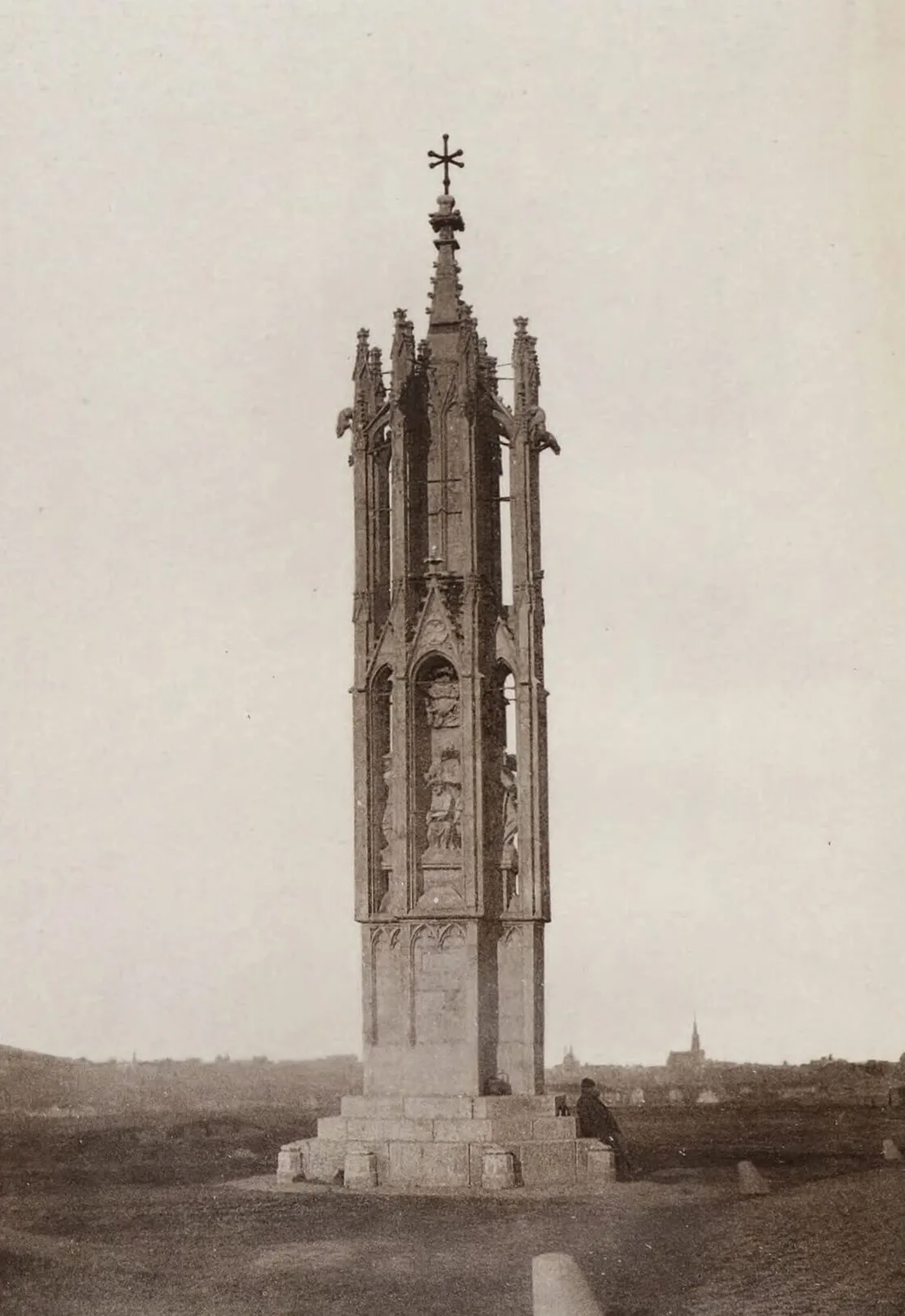 Die „Spinnerin am Kreuz“ mit Blick auf Wien, Fotografie, 1880 oder kurz davor, abgedruckt als Frontispiz in Emanuel Urban, Die Spinnerin am Kreuz bei Wien. Verschiedene Notizen über diese Denksäule, Troppau 1880 (Quelle: ÖNB)