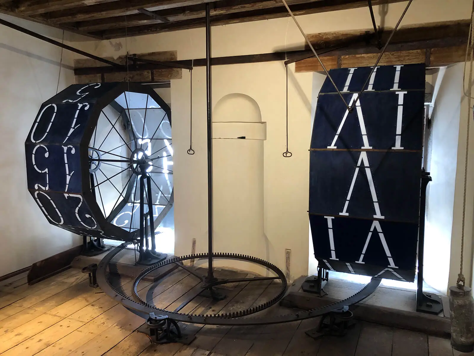 Vertikal rotierende Walzen im Inneren des Uhrenturms von San Marco, Venedig, Foto: Tabea Rude, Mai 2023