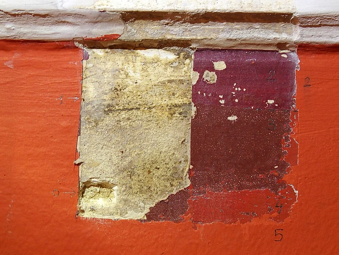 Befund im Behandlungszimmer von Hans Hoffmann, 2016. Die verschiedenen Rot-Töne des Museums seit 1971