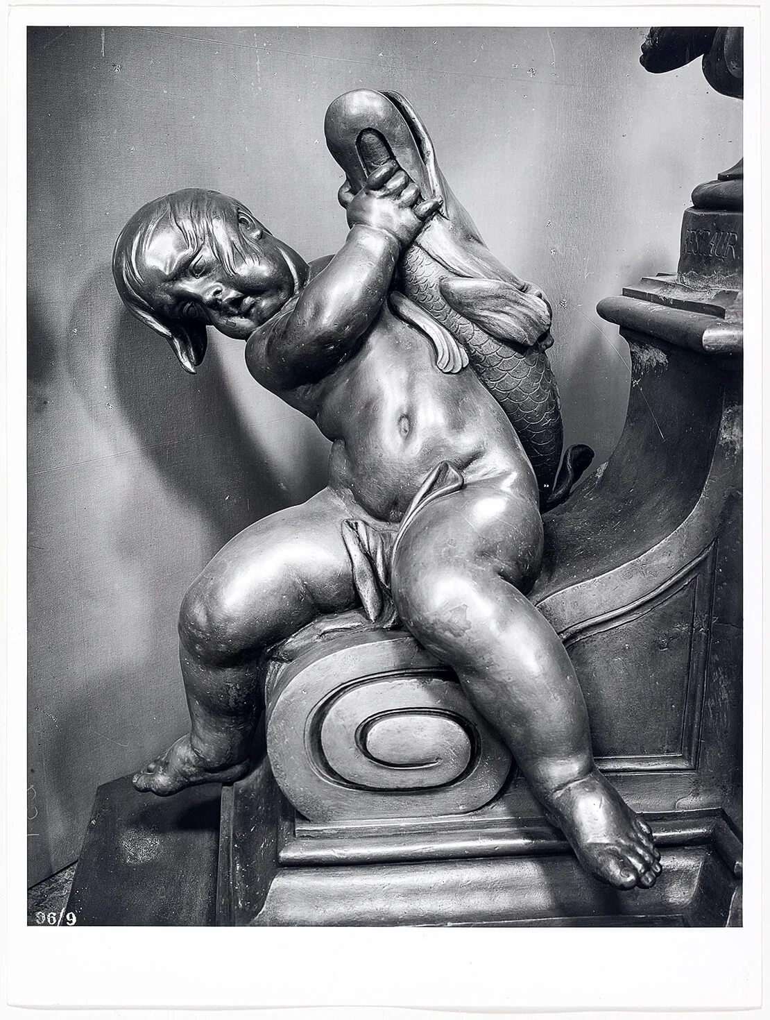 Putto mit Fisch, Fotografie von Erwin Karl Meyer, um 1970, Wien Museum