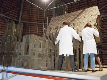 Demontage des Stephansdommodells durch das Restaurierungsteam, Foto: Lisa Rastl/Wien Museum