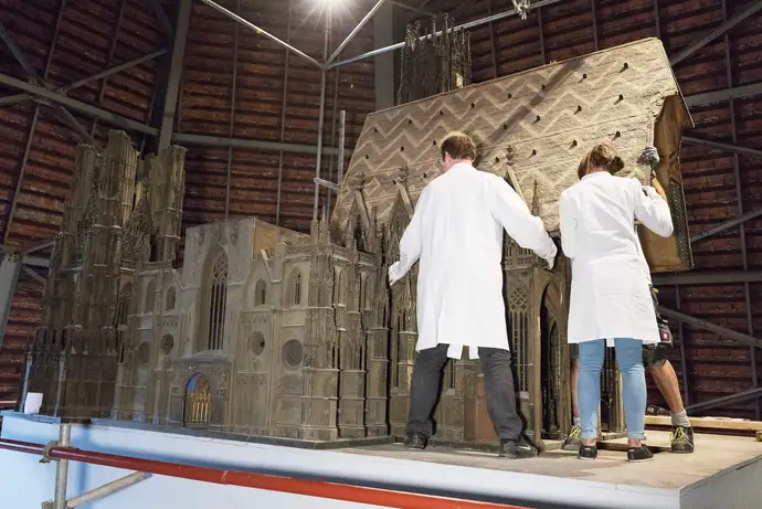 Demontage des Stephansdommodells durch das Restaurierungsteam, Foto: Lisa Rastl/Wien Museum