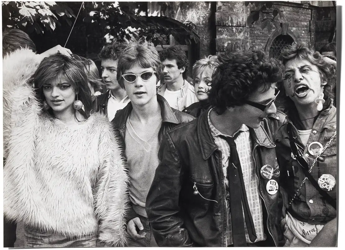 „Ein Foto von der Burggarten-Besetzung, mit der Nina Hagen, die am Abend zuvor ein Konzert gegeben hat und dann spontan gemeint hat, wir treffen uns alle morgen im Burggarten. Neben der Nina Hagen ist der Joschi von den Dead Nittels zu sehen, dahinter die Silvia, ein frühes Punkmädchen.“  