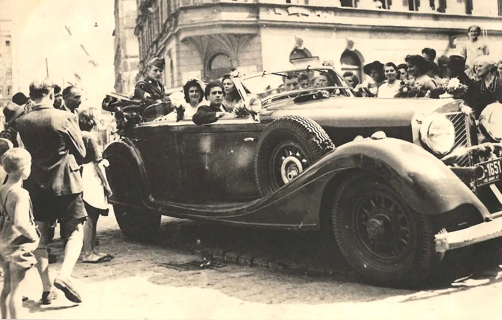 Helmut Braunsteiner und Ingeborg Kratochwil 1947 bei ihrer Hochzeit in Wien. Der Hochzeitswagen war ein Mercedes-Benz 770K Cabriolet, einst als einer der Dienstwagen von Adolf Hitler im Einsatz (Foto: Nachlass Helmut Braunsteiner)  