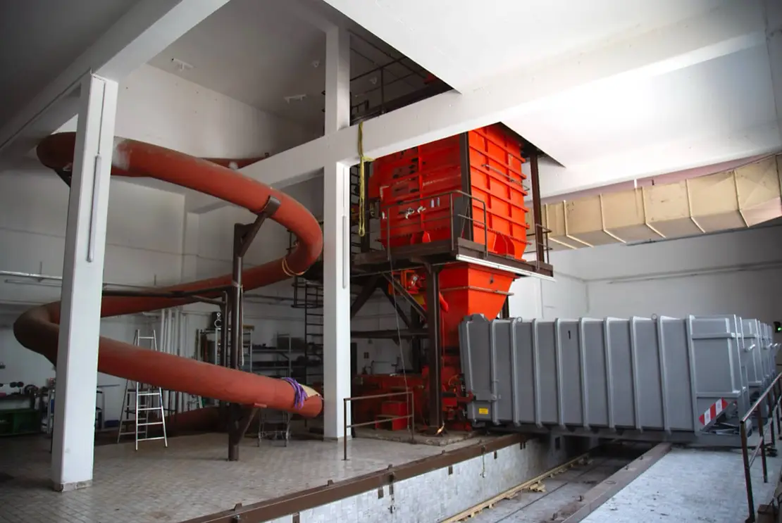 Der Müll kommt von unten mit so hoher Geschwindigkeit, dass er abgebremst werden muss. Dies geschieht mithilfe der Schwerkraft, Foto: Leart Krasniqi  