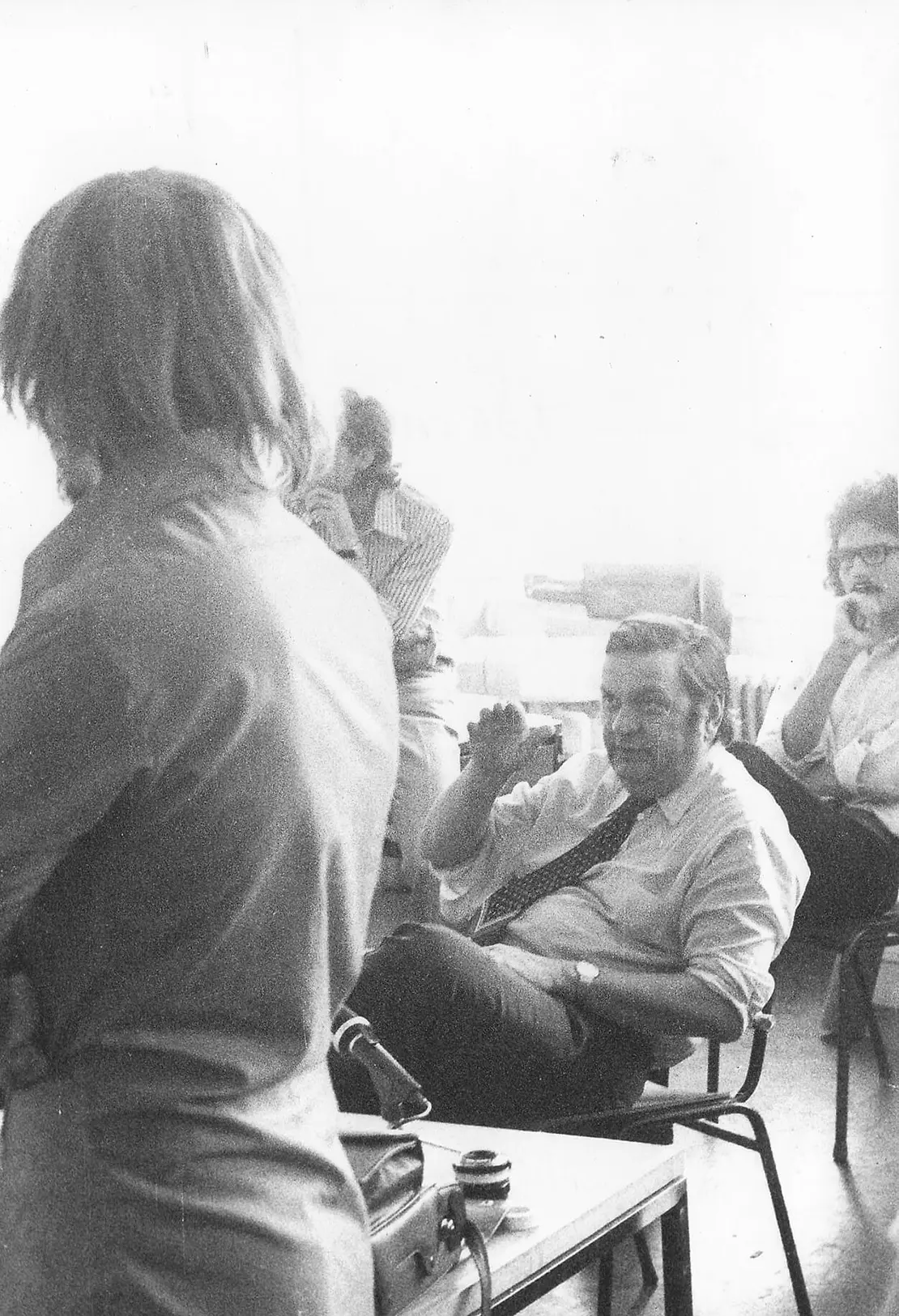 Karl Schwanzer mit Studierenden bei Korrekturen an der Technischen Hochschule Wien, 1969, Foto: Wien Museum / Karl Schwanzer-Archiv  