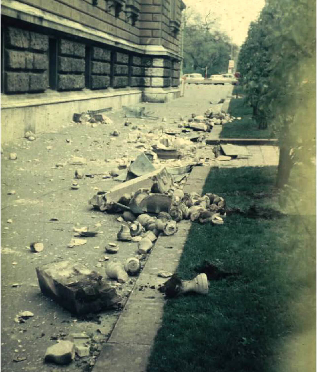 1972 fotografierte Walter Eppensteiner die Schäden an der Universität Wien. Im oberen Bild sind die Reste der abgestürzten Balustrade zu sehen. Quelle: GeoSphere Austria – Bundesanstalt für Geologie, Geophysik, Klimatologie und Meteorologie 