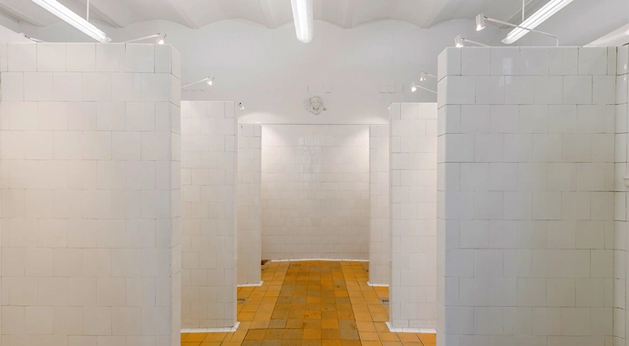 Innenansicht des Tröpferlbades, Duschraum Herren, 2021, Foto: Klaus Pichler, Wien Museum