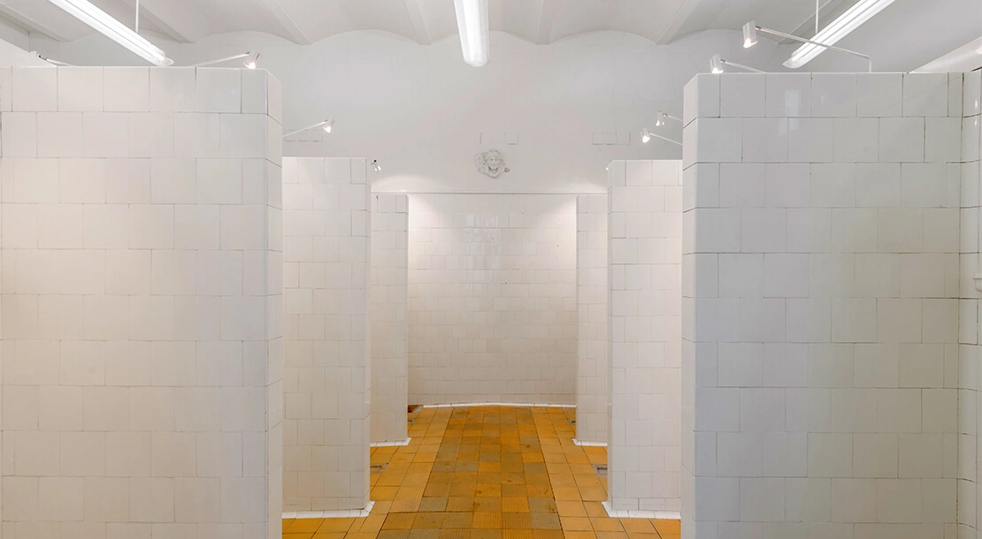 Innenansicht des Tröpferlbades, Duschraum Herren, 2021, Foto: Klaus Pichler, Wien Museum  