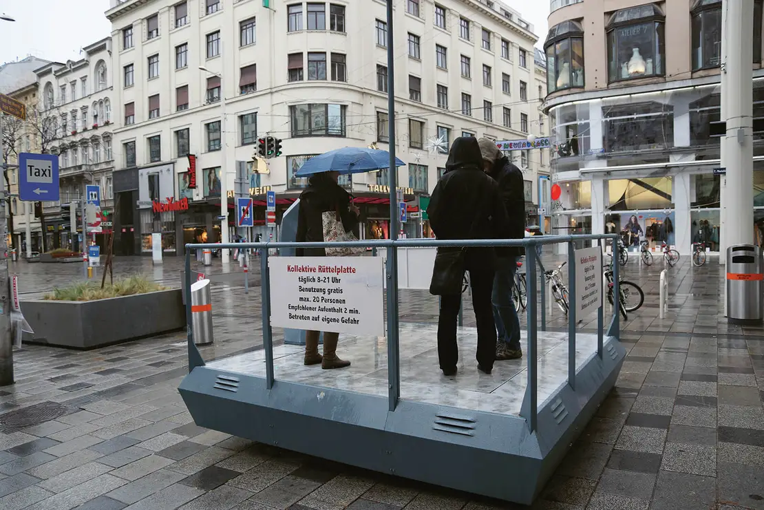 Leopold Kessler: Kollektive Rüttelplatte, 2015 © Bildrecht, Wien 2025  