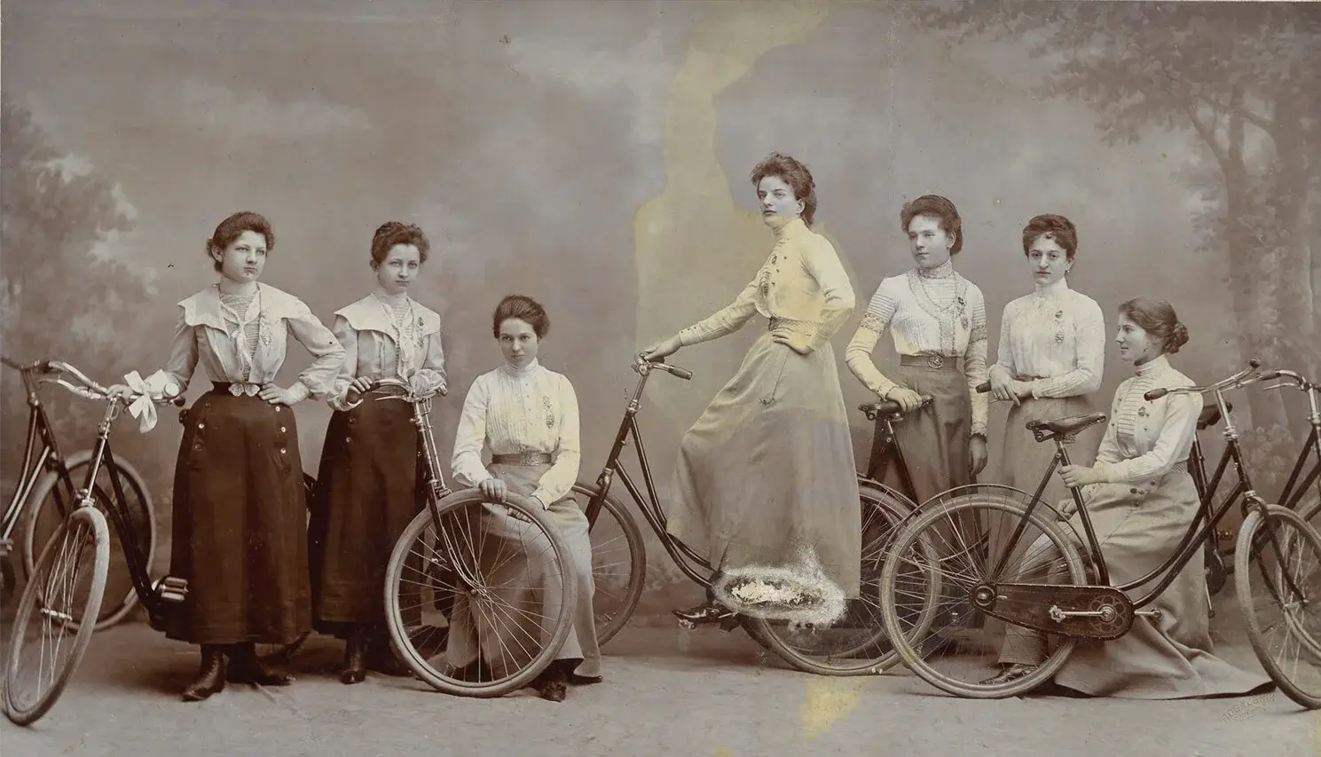 Gruppenporträt von Radfahrerinnen, 1900, Fotografie von Rosa Jenik, Wien Museum, Inv. Nr. 238217