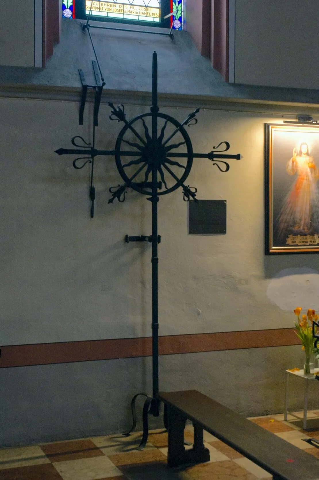 Das beschädigte Kreuz erinnert heute noch in der Sankt-Brigitta-Kirche an das schwere Erdbeben von 1972. Foto: Thomas Keplinger  