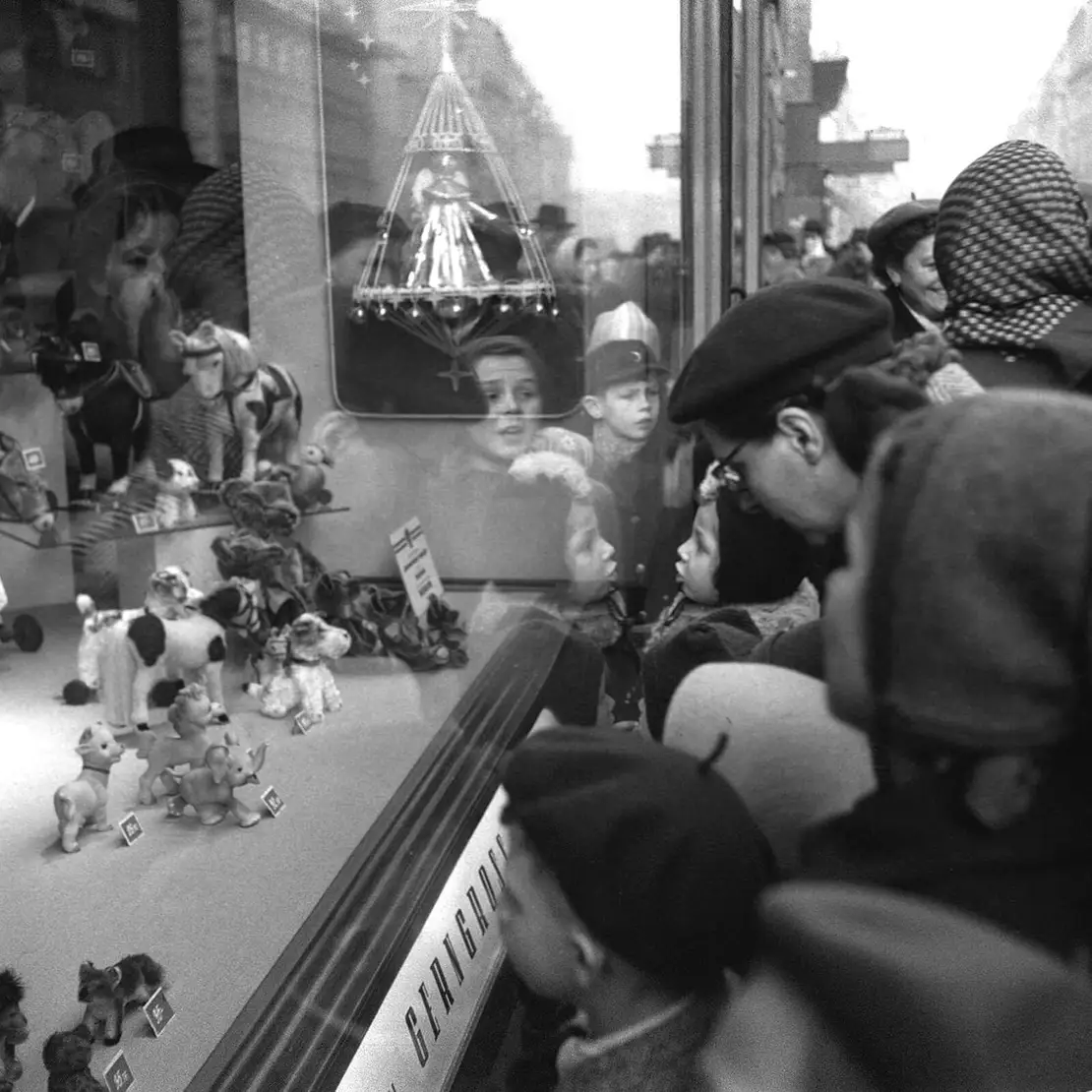 Kinder vor einem Schaufenster des Kaufhauses Gerngross, 1953, United States Information Servic / ÖNB-Bildarchiv / picturedesk.com  