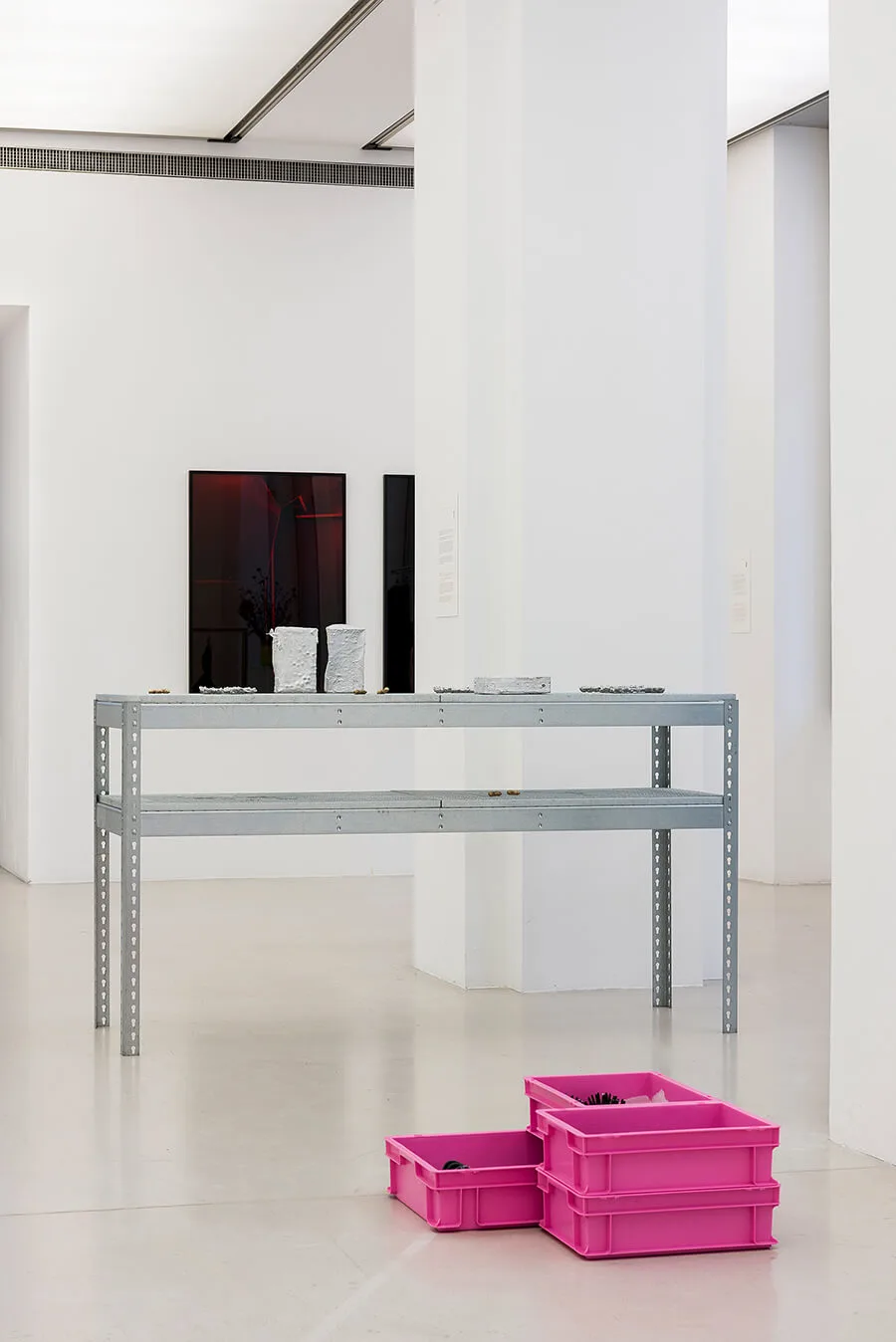 Anna Paul, Meeting Basic Needs, 2020–2022 mit Thank You, Have a Sour Day, 2021 und Von Nüssen Lernen, 2021. Foto: Lea Sonderegger  