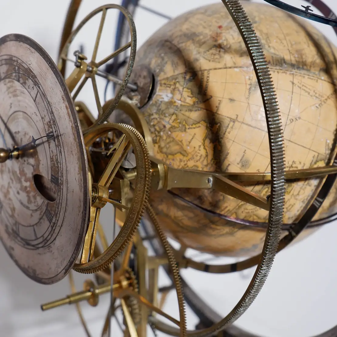 Reinigungsmittelrückstände gut sichtbar in großem Zahnkrank sowie auf dem Globus, Foto: Amélie Bezard