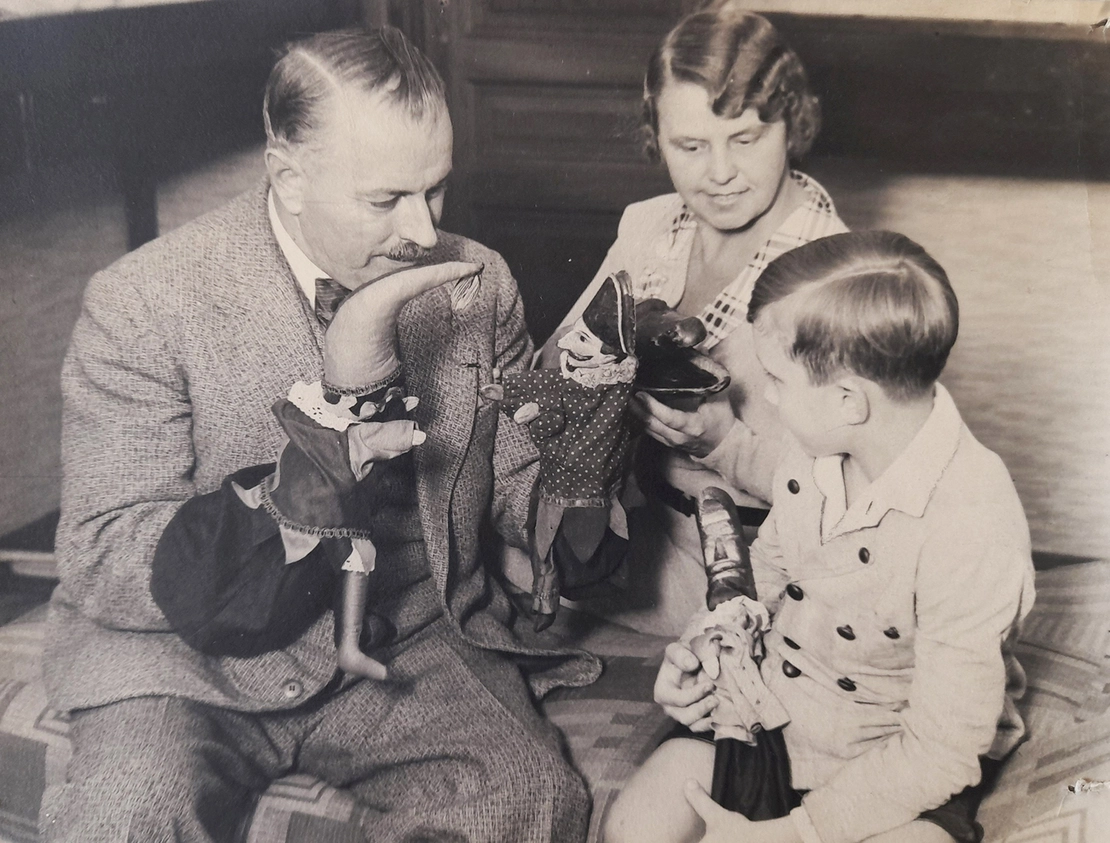 Das erste Pratermuseum hat Hans Pemmer in seiner Wohnung eingerichtet, rechts neben ihm ist Ninni Lackner zu sehen, mit der Hans Pemmer das Standardwerk „Der Wiener Prater einst und jetzt“ verfasst hat. Foto, um 1935: Wien Museum